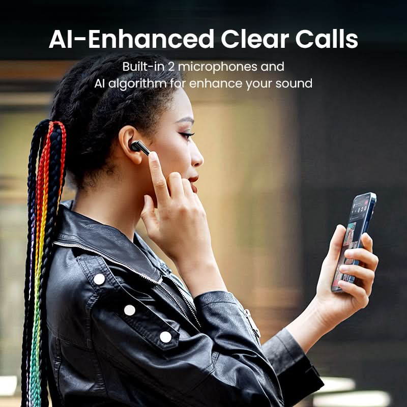 Auricolari Bluetooth con riduzione del rumore attiva, colore nero, indossati da persona che usa smartphone.