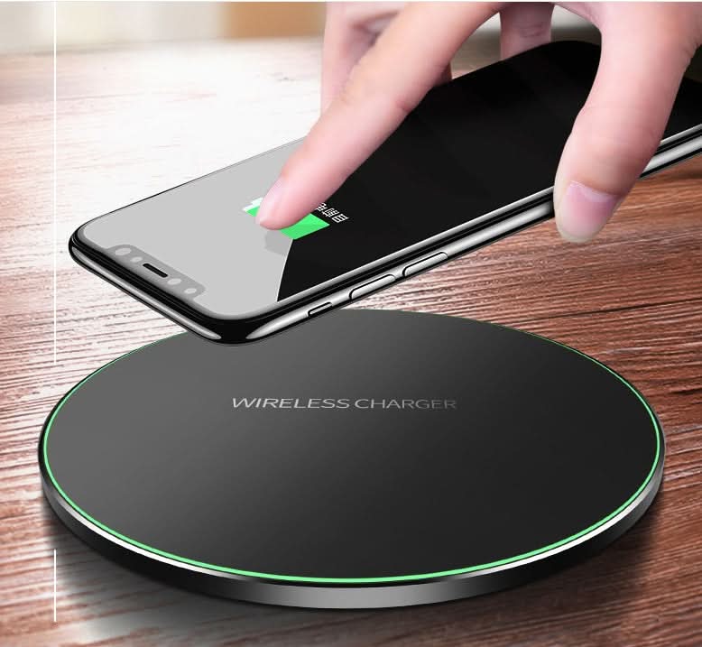 Disco di ricarica wireless nero con bordo verde, ricarica rapida per smartphone.