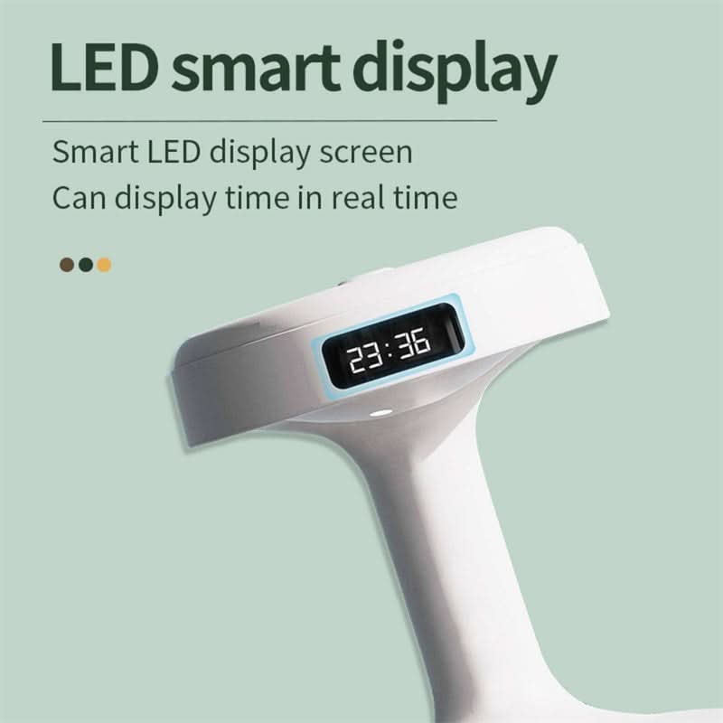Dispositivo portatile bianco con display LED digitale che mostra l'ora, su sfondo verde chiaro.