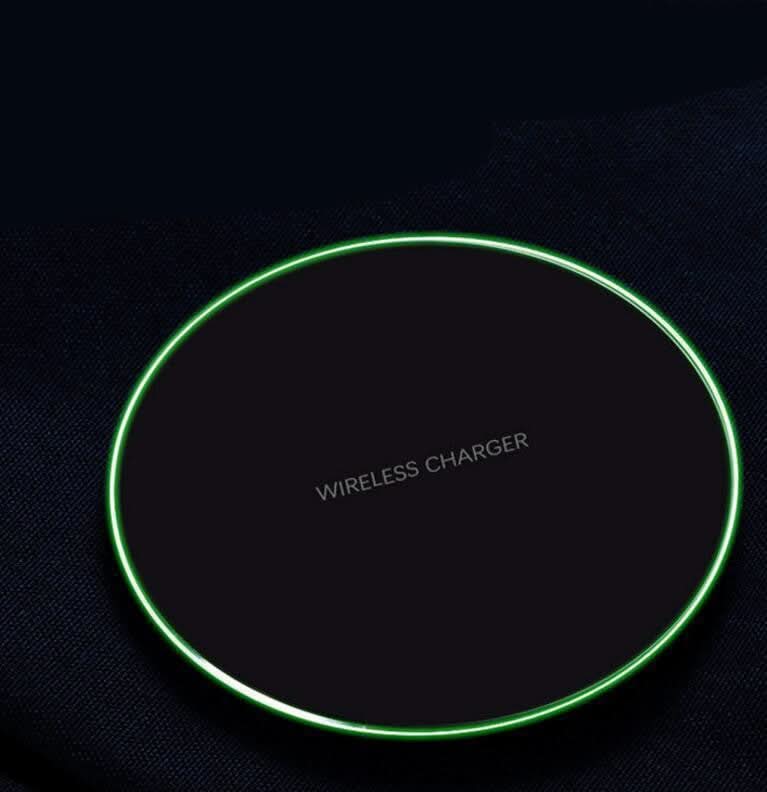 Caricatore wireless tondo con anello LED verde e scritta WIRELESS CHARGER su superficie nera