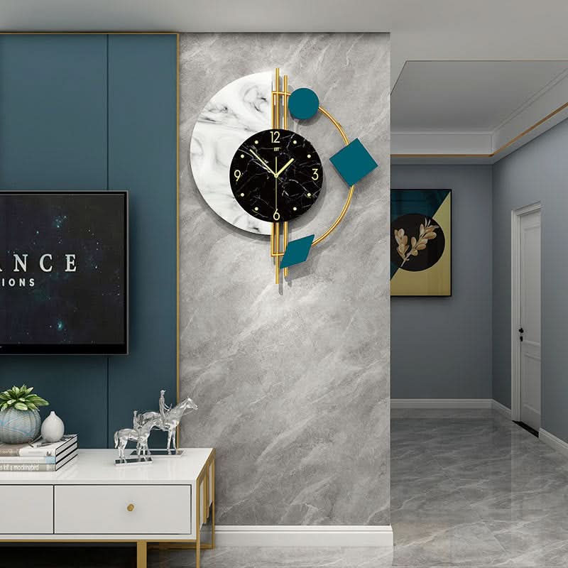 Orologio da parete in metallo, 48x56 cm, design moderno con cerchio dorato e elementi turchesi, soggiorno.