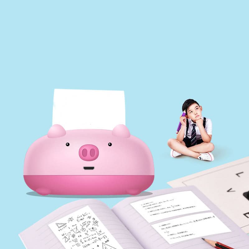 Stampante mini HD a forma di maialino rosa che stampa su carta 58 mm, con una bambina accanto.