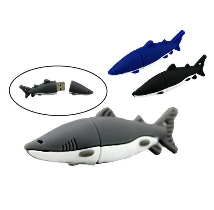 Chiavetta USB a forma di squalo cartoon in PVC, USB 2.0, colori blu, nero o grigio.