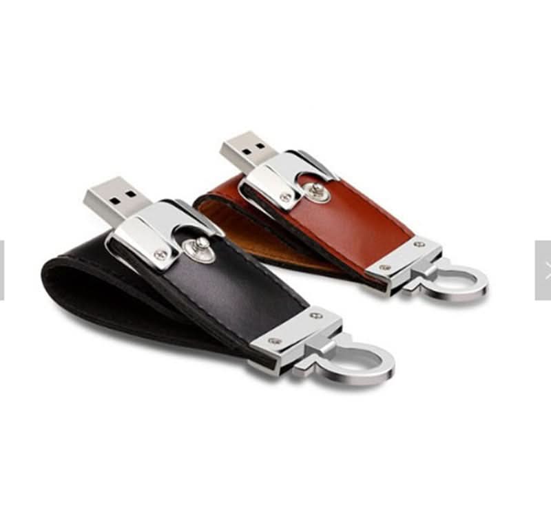 Due chiavette USB in ecopelle con guscio metallico, colori nero e marrone, con anello porta chiavi.