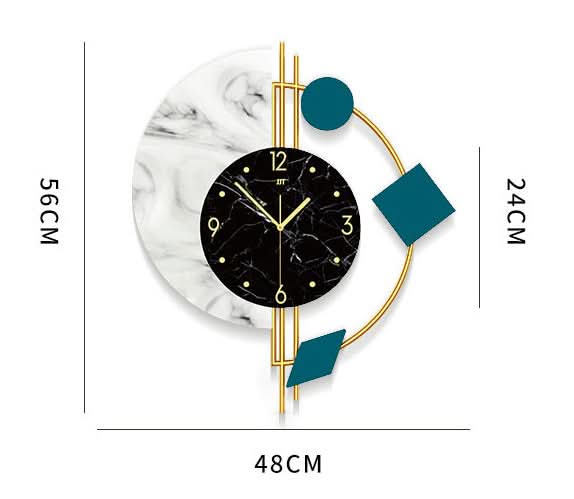 Orologio da parete in metallo, 48×56 cm, quadrante nero con lancette dorate, sfondo marmoreo bianco e decorazioni geometriche turchesi.