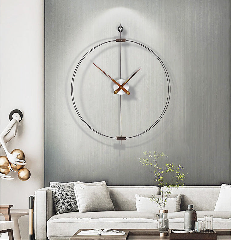 Orologio da muro circolare in metallo con cornice noce e lancette rame dorato, diametro 60 cm, stile minimal-luxury.