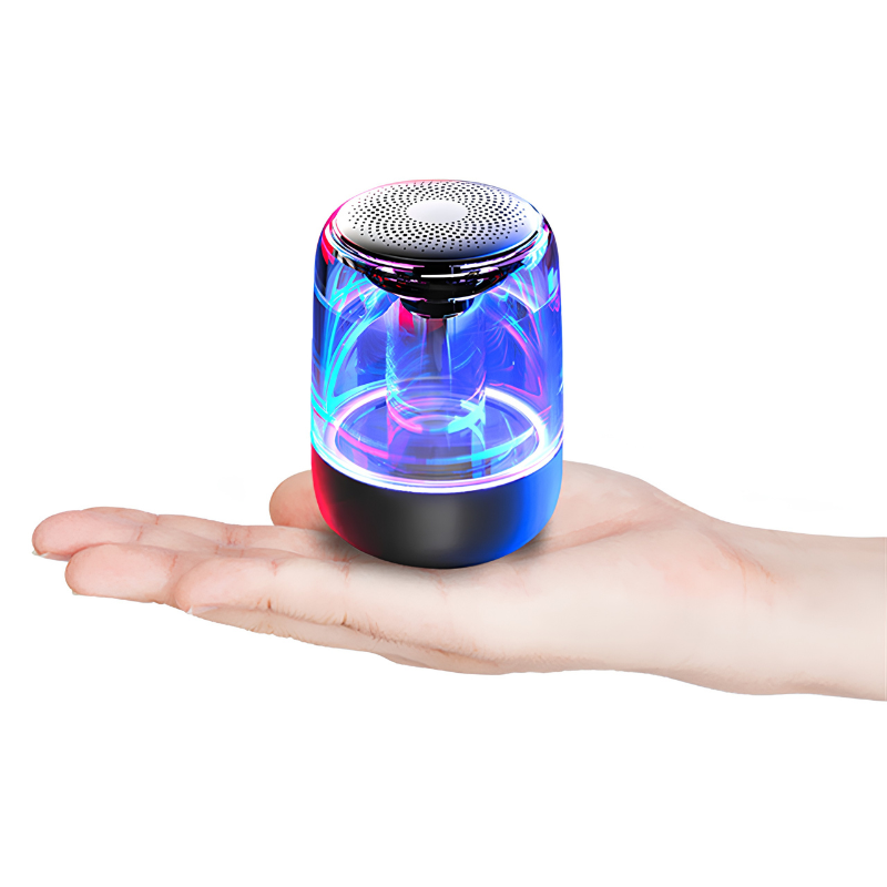 Altoparlante Bluetooth portatile con LED multicolore, bassi potenti, design compatto tenuto in una mano.