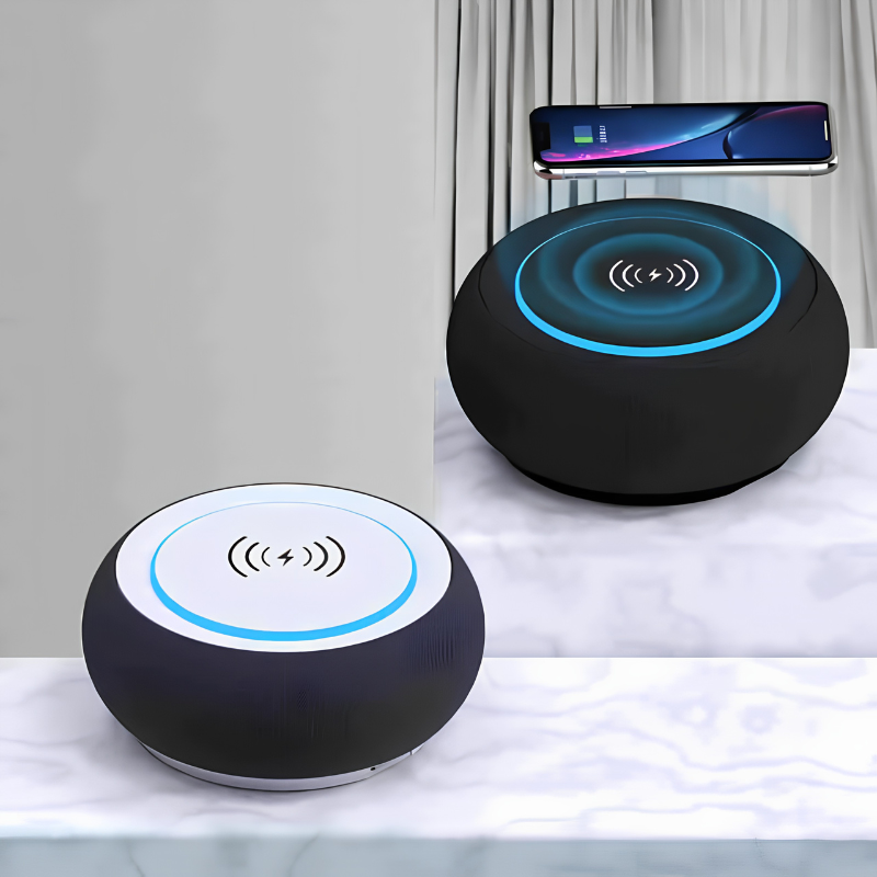 Due altoparlanti Bluetooth rotondi con anello LED blu, smartphone poggiato sull'altoparlante superiore.