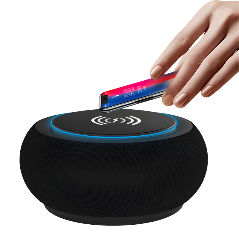 Diffusore Bluetooth rotondo nero con anello luminoso blu; smartphone appoggiato sul top.