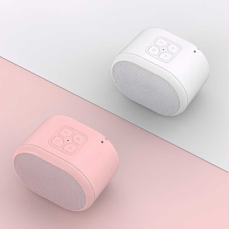 Due altoparlanti mini Macaron Bluetooth, bianchi e rosa, batteria 1500 mAh, 8 ore riproduzione, controlli sul top.