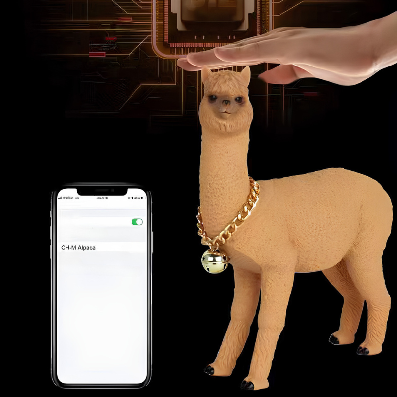 Alpaca cartoon con collana dorata accanto a smartphone che mostra Bluetooth CH-M Alpaca, sfondo circuito.