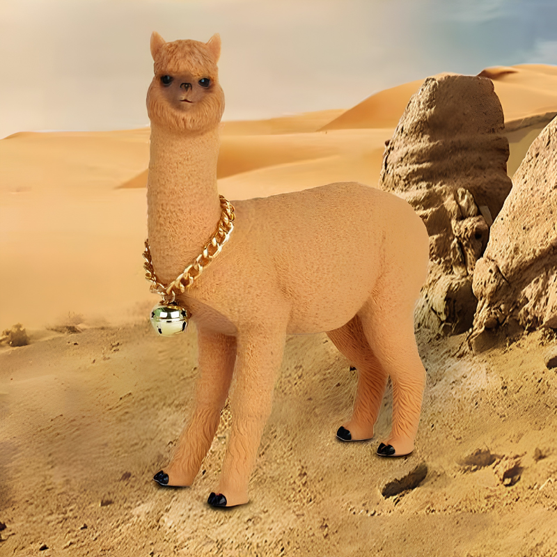 Alpaca color senape con collana dorata e campanella, sfondo deserto.