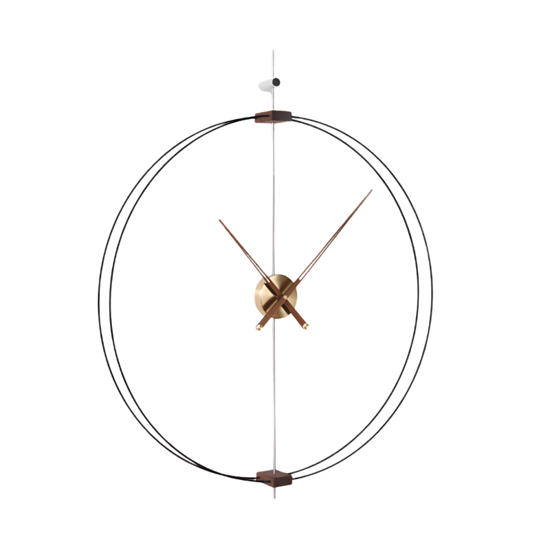 Orologio da parete circolare in metallo con anelli doppi, lancette dorate e rifiniture in noce, design minimalista.