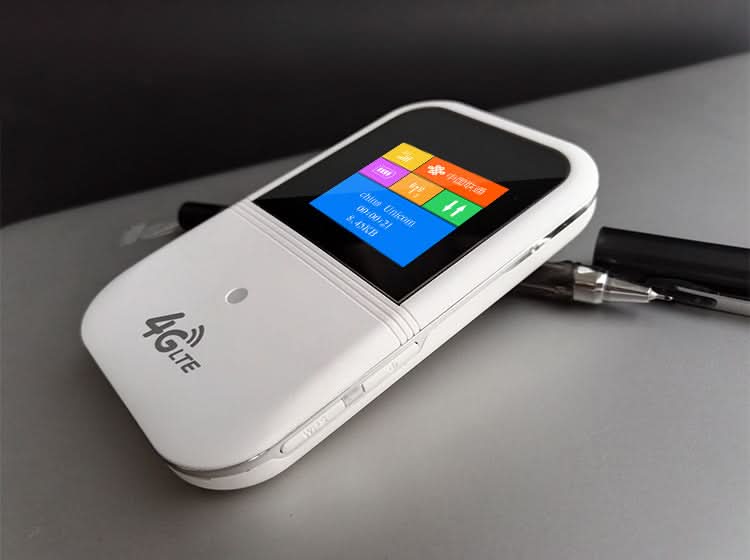 Router WiFi portatile 4G con schermo, supporta 10 utenti, batteria 2400 mAh, standby oltre 30 h