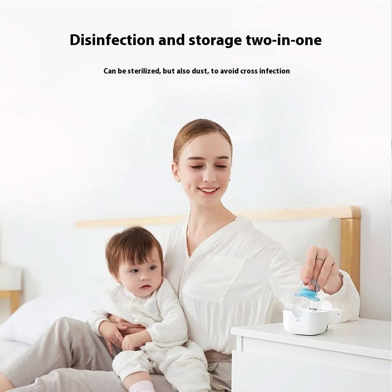 Mamma con bambino usa scatola UV LED USB per sterilizzare il ciuccio accanto al letto