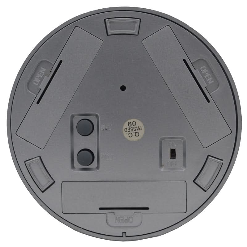 Vista inferiore di orologio proiettore con luce notturna; batteria AAA non inclusa; dimensioni 86 x 97 x 64 mm.