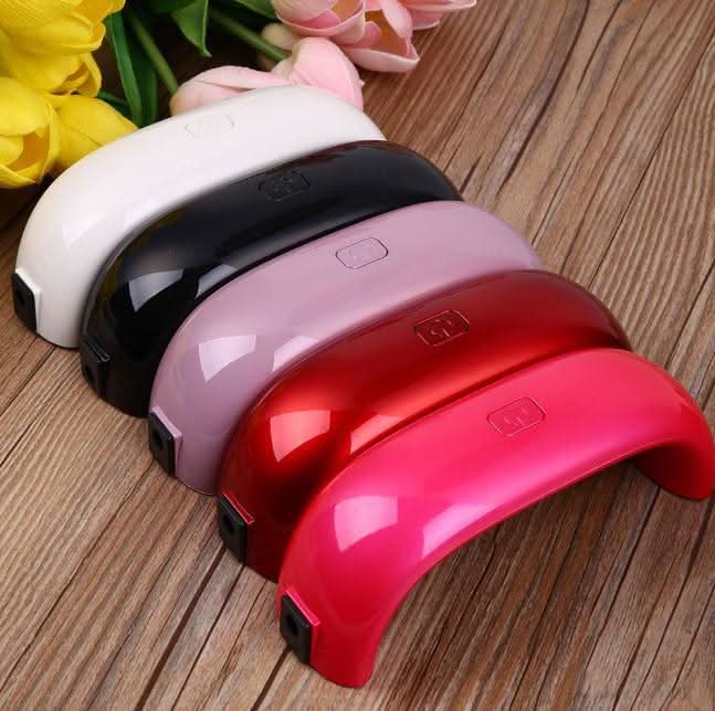 Set di lampade LED UV USB per unghie, 9W, asciuga gel per manicure, colori assortiti su tavola di legno.