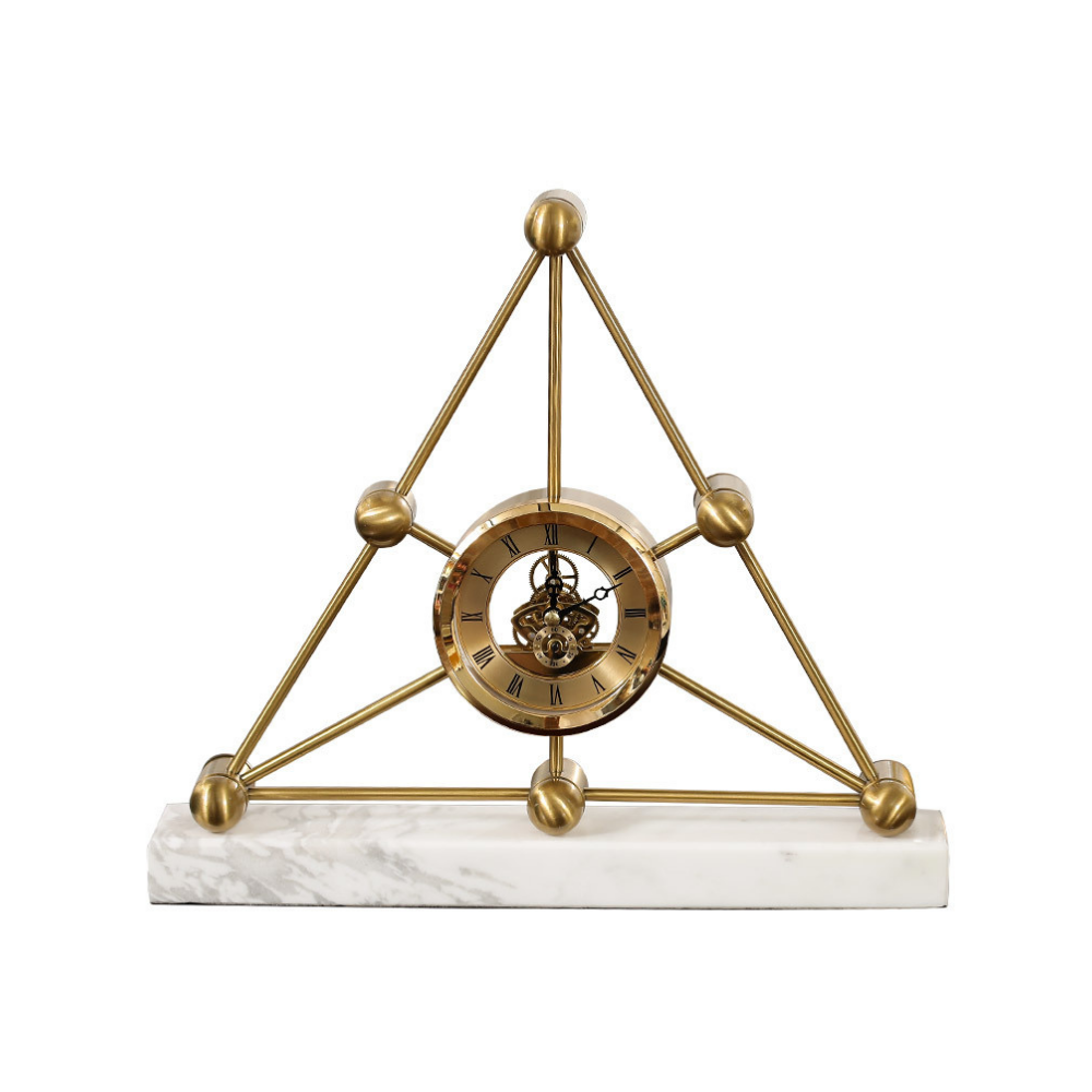 Orologio da tavolo dorato con struttura triangolare in barre metalliche, quadrante rotondo e base in marmo bianco.