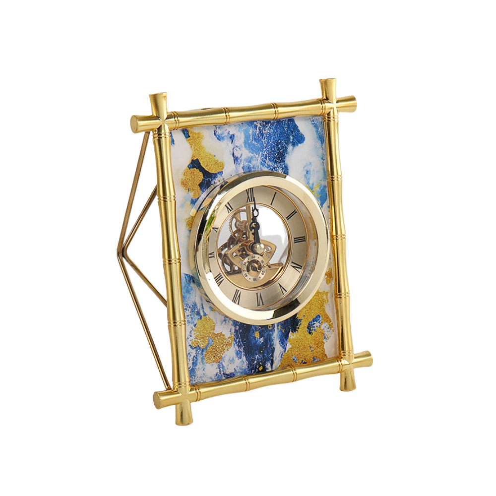 Orologio da tavolo dorato con cornice design bambù, quadrante a vista e sfondo astratto blu e oro