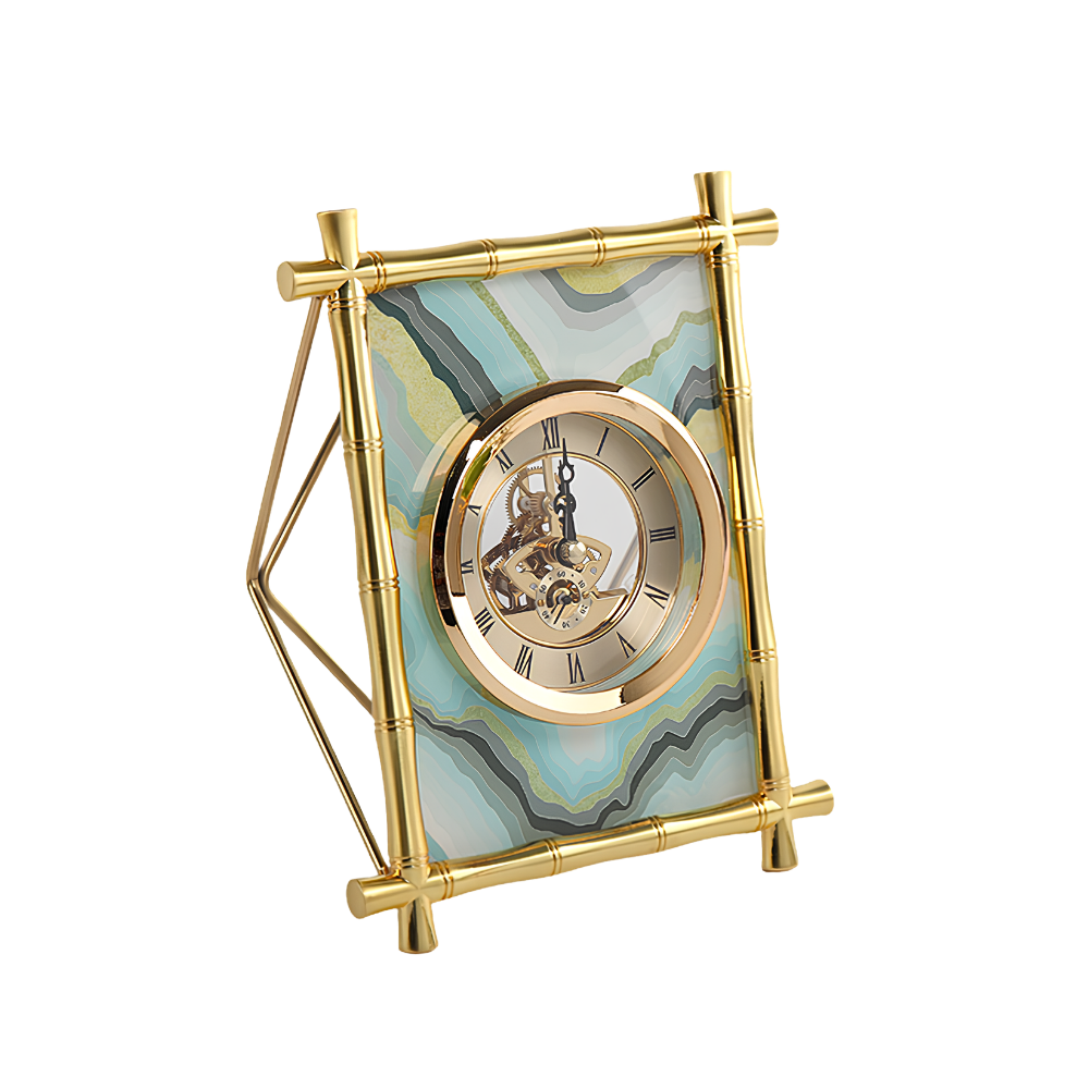 Orologio da soggiorno con cornice a forma di bambù dorato, sfondo blu marmorizzato e movimento al quarzo a vista.