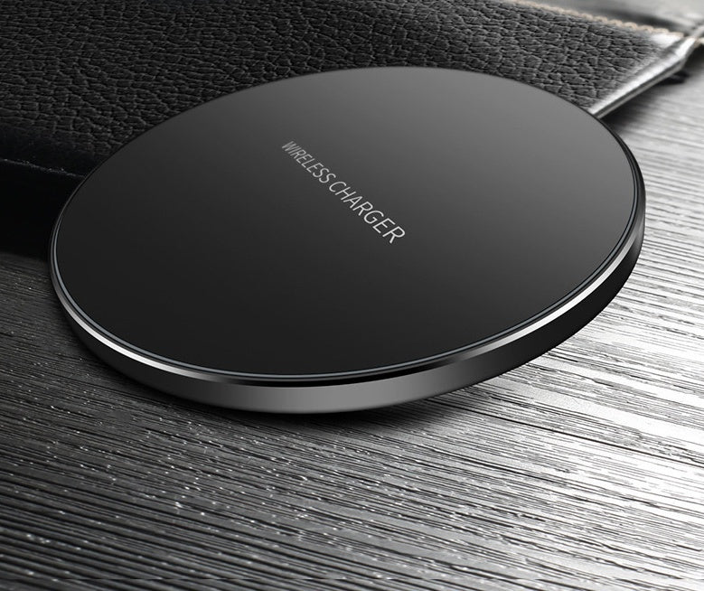 Base di ricarica wireless rotonda nera con bordo metallico e scritta Wireless Charger.