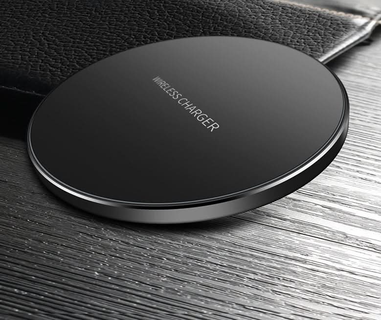 Base di ricarica wireless rotonda nera con bordo metallico e scritta Wireless Charger.