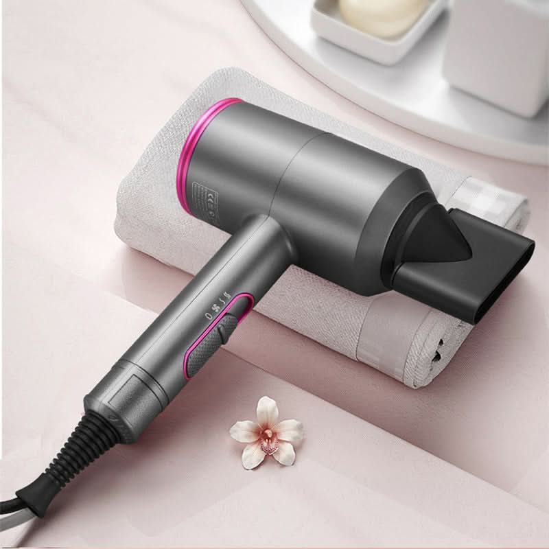 Asciugacapelli 1400W 110–220V, 3 impostazioni di calore e 2 velocità, design grigio con riflessi rosa.