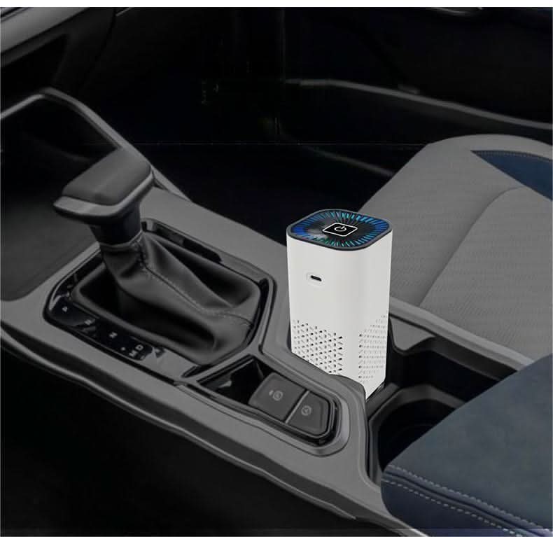 Purificatore d'aria auto portatile con generatore di ioni negativi, dispositivo bianco in console centrale.