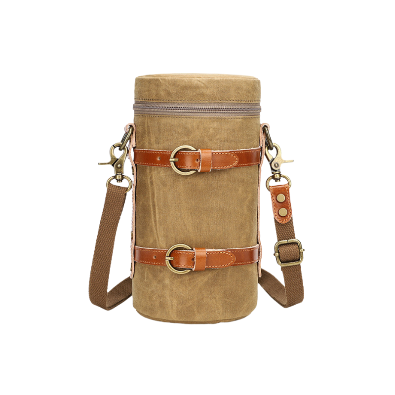 Borsa cilindro per fotocamera SLR in canvas color cammello, cinturini in pelle marrone e tracolla.