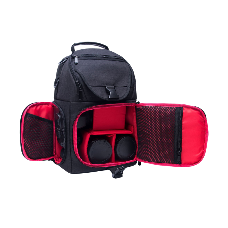 Zaino per fotocamera impermeabile in nylon nero con interno rosso, scomparti per corpo, obiettivi, treppiede e tablet.