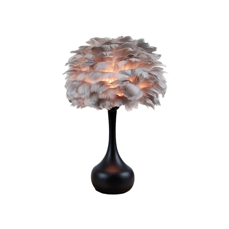 Lampada da tavolo design con paralume in piume bianche e baso nero, luce calda e regolabile per ambiente Nordic.