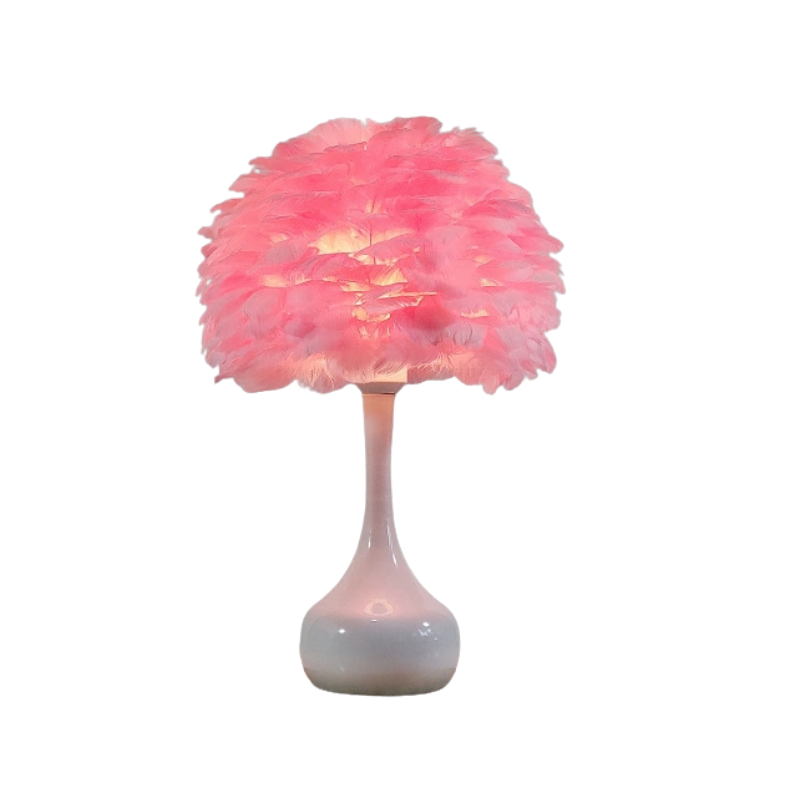 Lampada da tavolo con paralume in piume rosa, base ceramica bianca, luce calda e touch dimming per camera o studio.