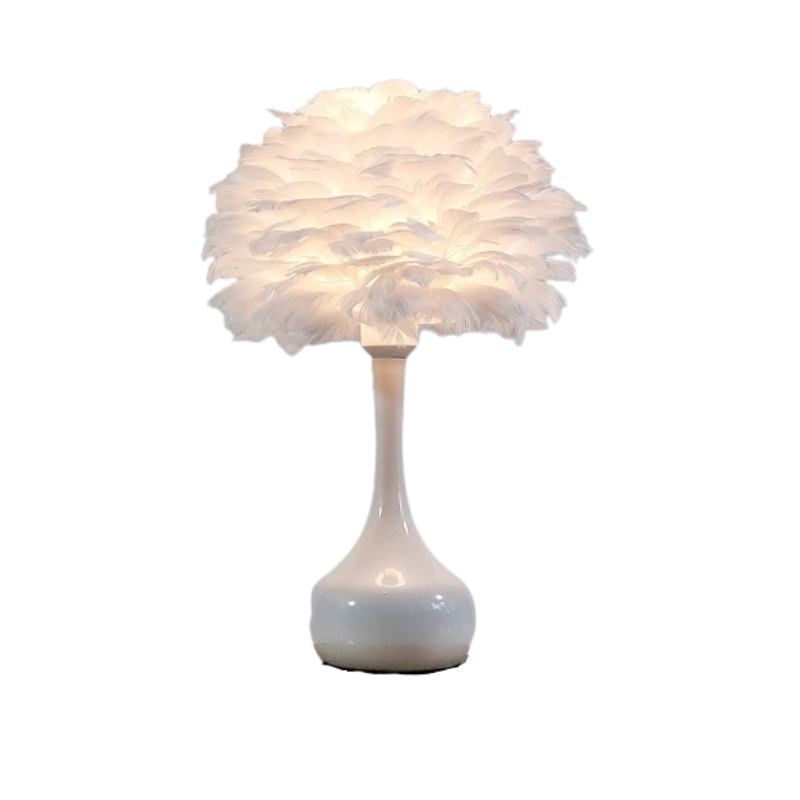 Lampada da tavolo con paralume in piume bianche naturali, base bianca, luminosità regolabile touch.