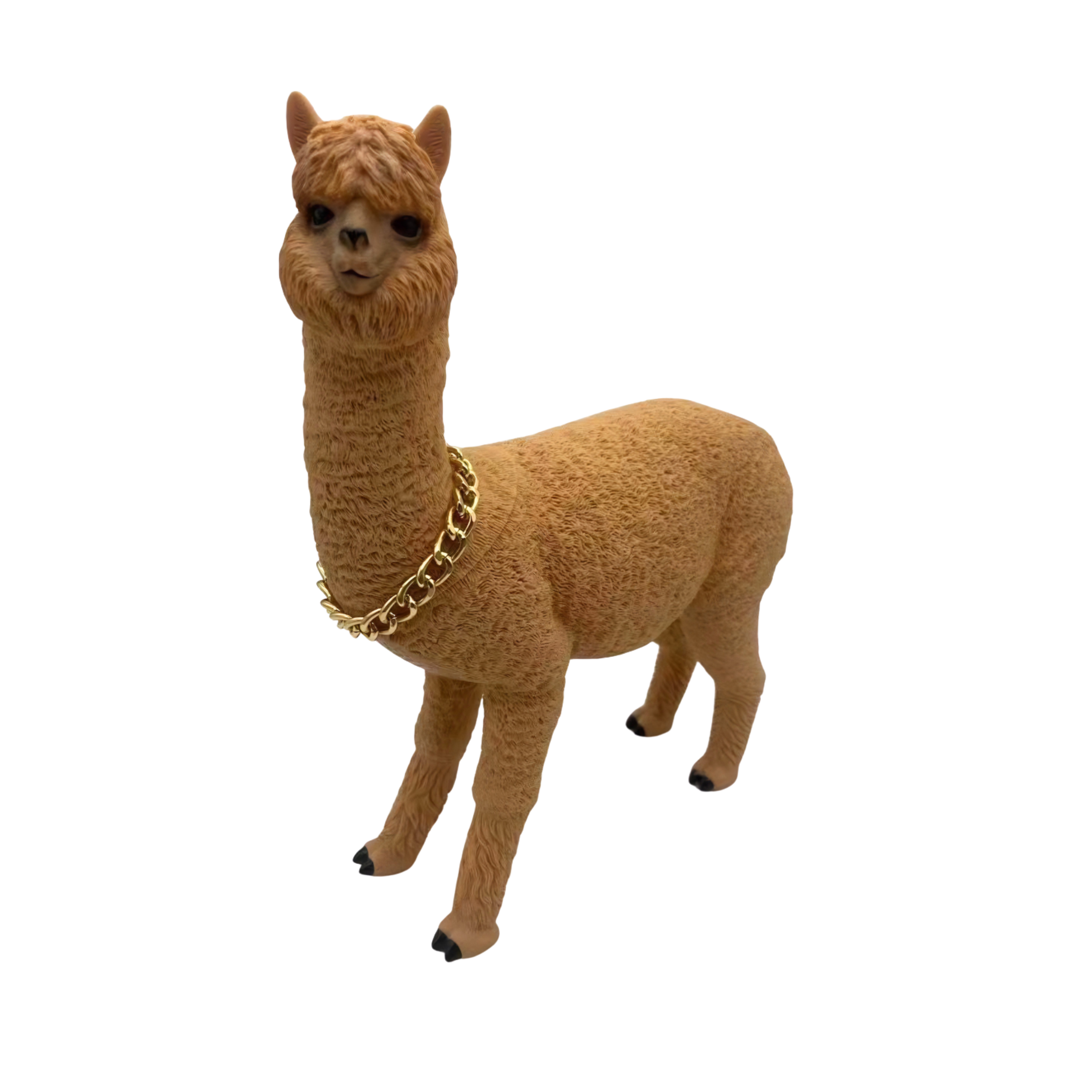 Alpaca di colore senape, con collana dorata, in piedi su sfondo bianco.