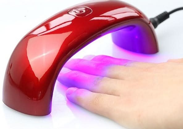 Lampada UV/LED USB 9W per unghie, asciuga gel e smalto; dimensioni 15x4x4 cm, colore rosso.