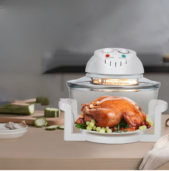 Forno a convezione ad aria in vetro con tacchino arrosto dorato e contorni su piatto trasparente