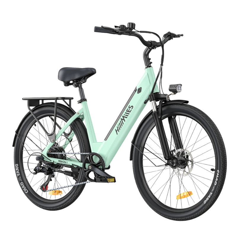 Bici elettrica urbana con ruote da 26 pollici, telaio basso verde menta, 7 velocità, freni a disco e portabagagli.
