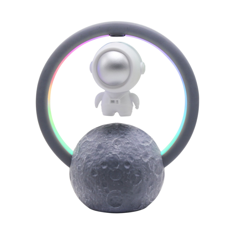 Speaker Bluetooth con astronauta levitante dentro cerchio LED, su luna decorativa.