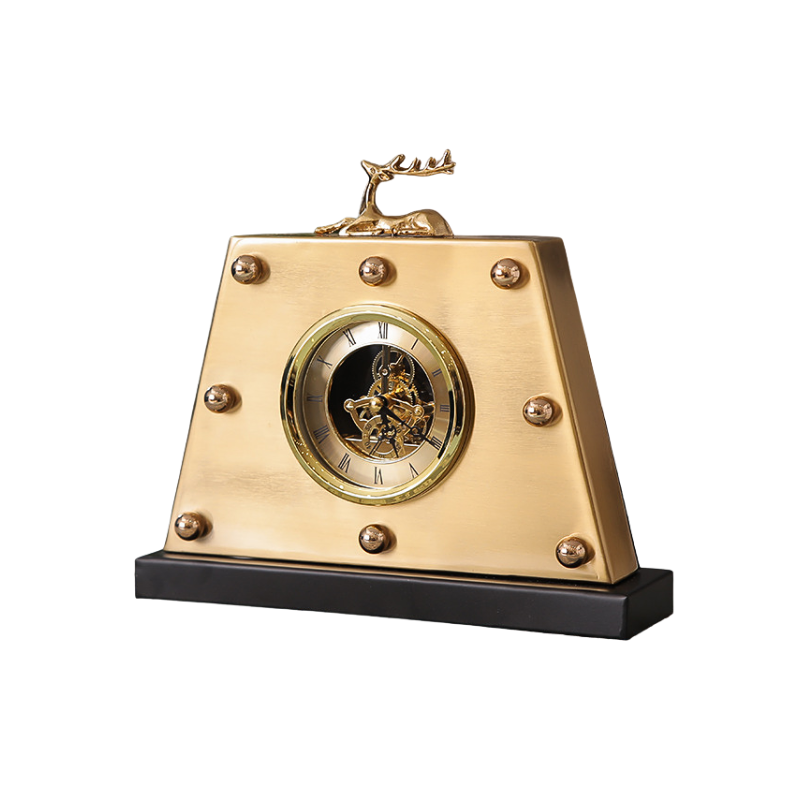 Orologio da tavolo dorato in metallo, quadrante a vista con numeri romani, cervo decorativo in alto, base nera.