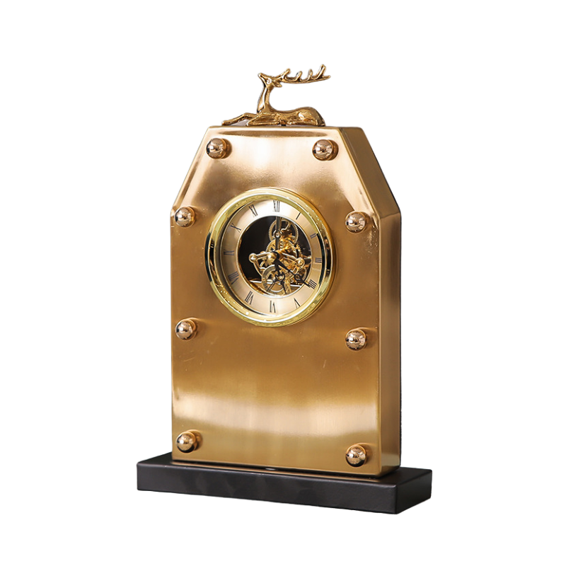 Orologio da tavolo dorato con movimento a vista, quadrante romano e cervo decorativo sulla sommità