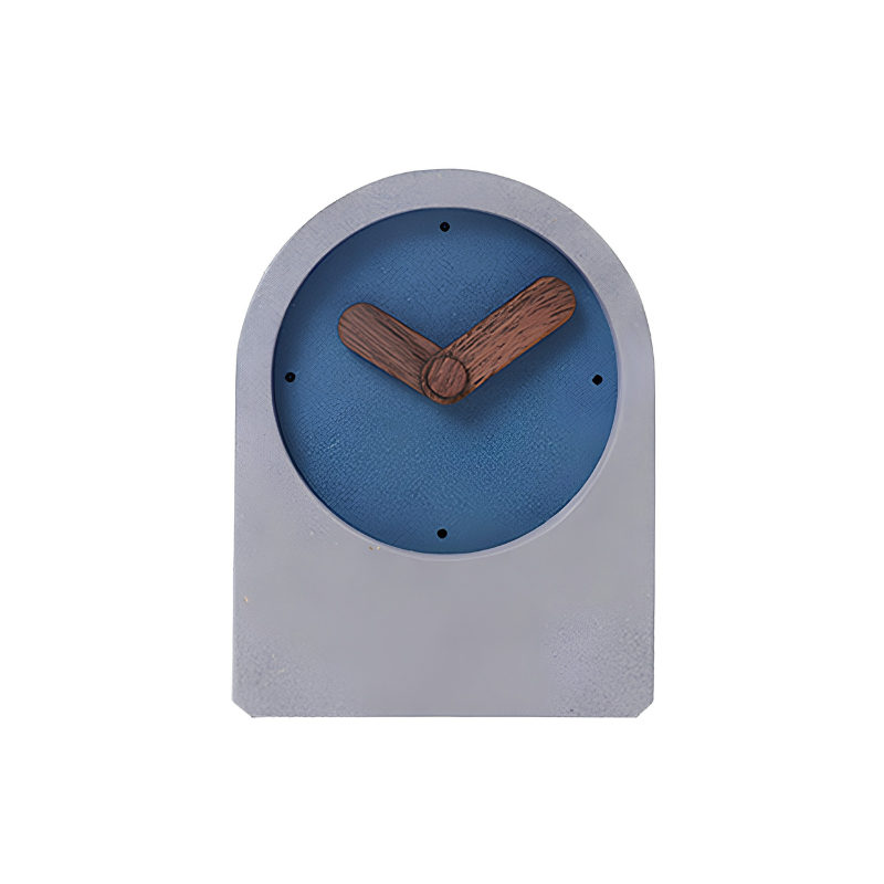 Orologio da tavolo grigio con quadrante blu, lancette in legno; design nordico, dimensioni 10x13.5x3.8 cm.