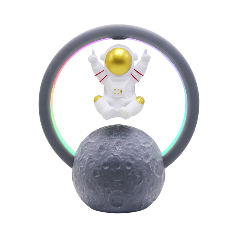 Diffusore Bluetooth in levitazione con astronauta stilizzato e anello LED multicolore, base a forma di luna.