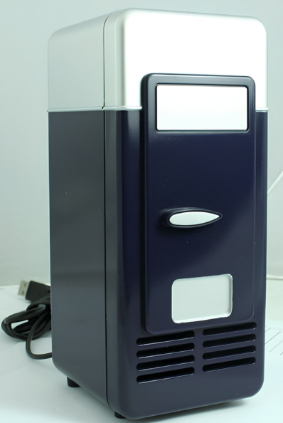 Mini frigorifero USB portatile per bevande, compatto, raffredda o riscalda, alimentazione USB 5V ideale casa e ufficio.