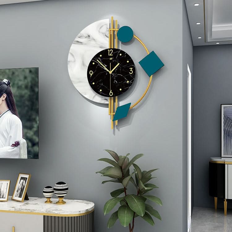 Orologio a parete quarzo da soggiorno, 48x56 cm, con quadrati blu, cornice dorata e pannello marmoreo su parete grigia.