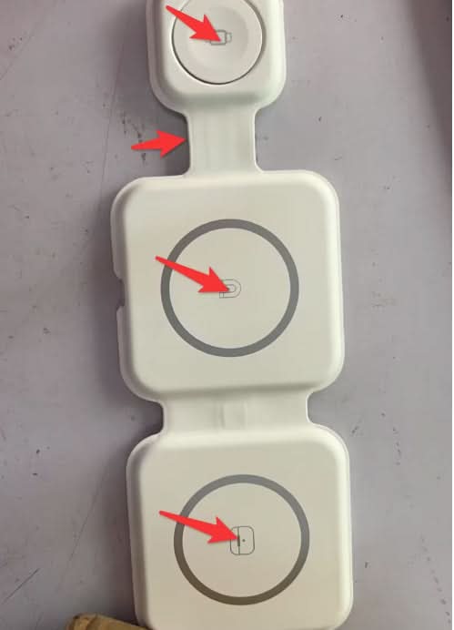 Stazione di ricarica wireless magnetica 3‑in‑1 pieghevole con tre piastre rotonde.