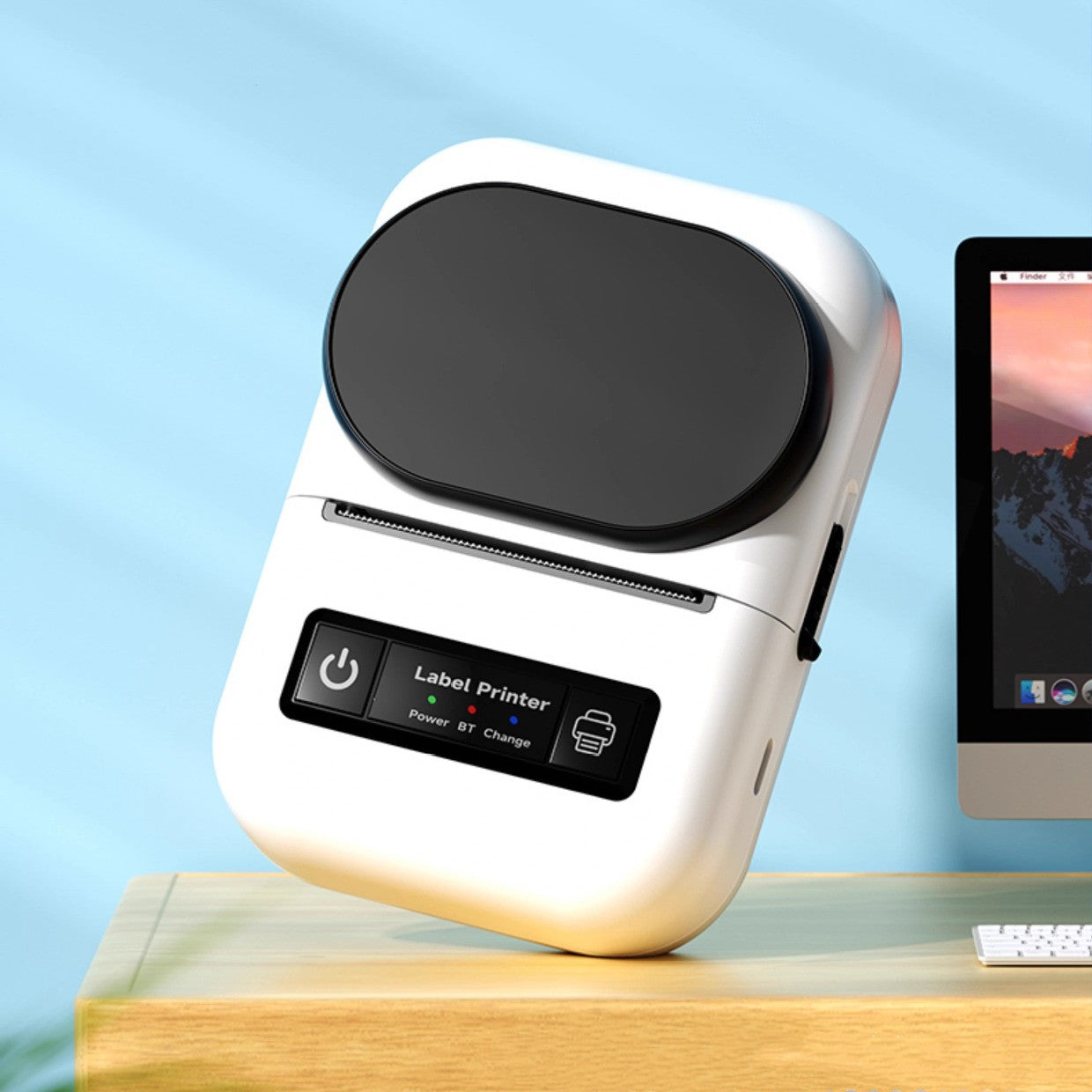 Mini stampante termica per etichette, portatile da esterni, bianca in plastica, alimentazione USB.