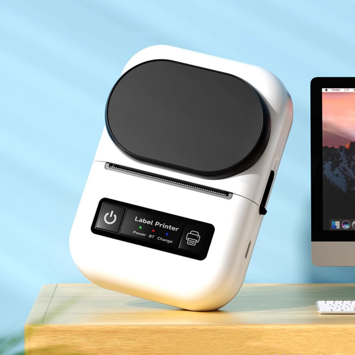 Mini stampante termica per etichette, portatile da esterni, bianca in plastica, alimentazione USB.