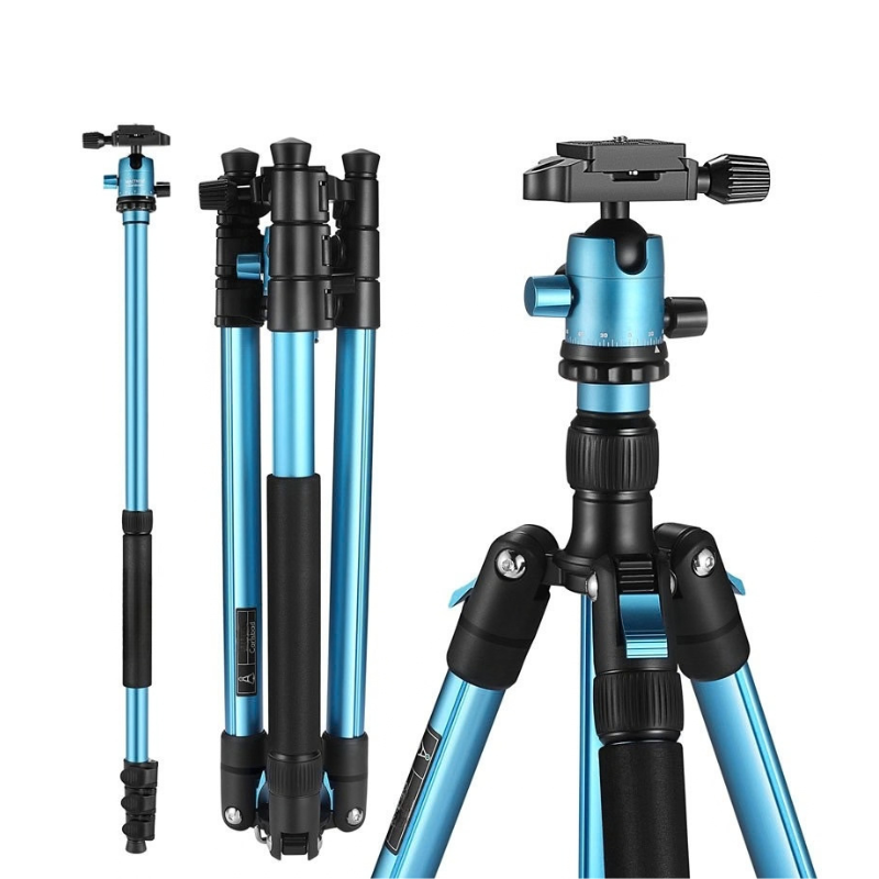 Tripod portatile multifunzionale in magnesio blu per fotocamera, con testa sferica e asta estensibile.