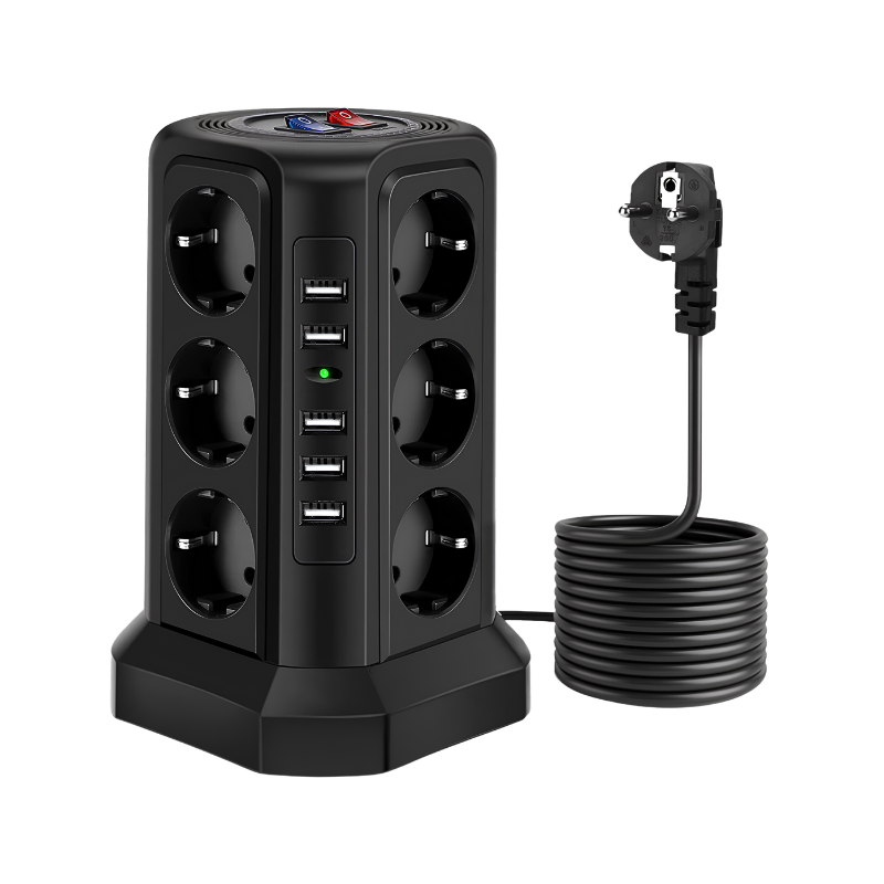 Prismica nera torre con porte USB e prese europee, cavo arrotolato con spina e指示atore LED verde.