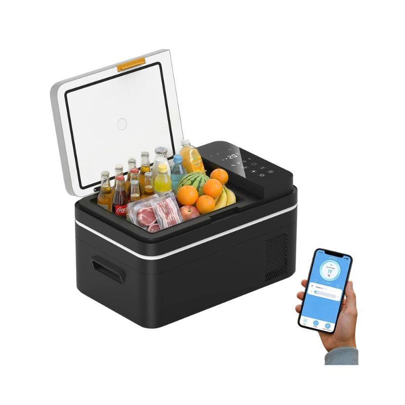 Frigorifero portatile nero con coperchio aperto, contenente bevande e alimenti, controllato tramite app su smartphone.